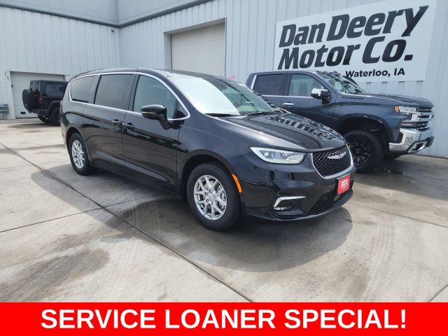 2026 Chrysler Pacifica Select's photo