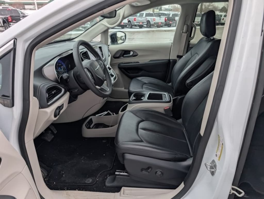 Used 2024 Chrysler Pacifica Touring L Minivan/Van