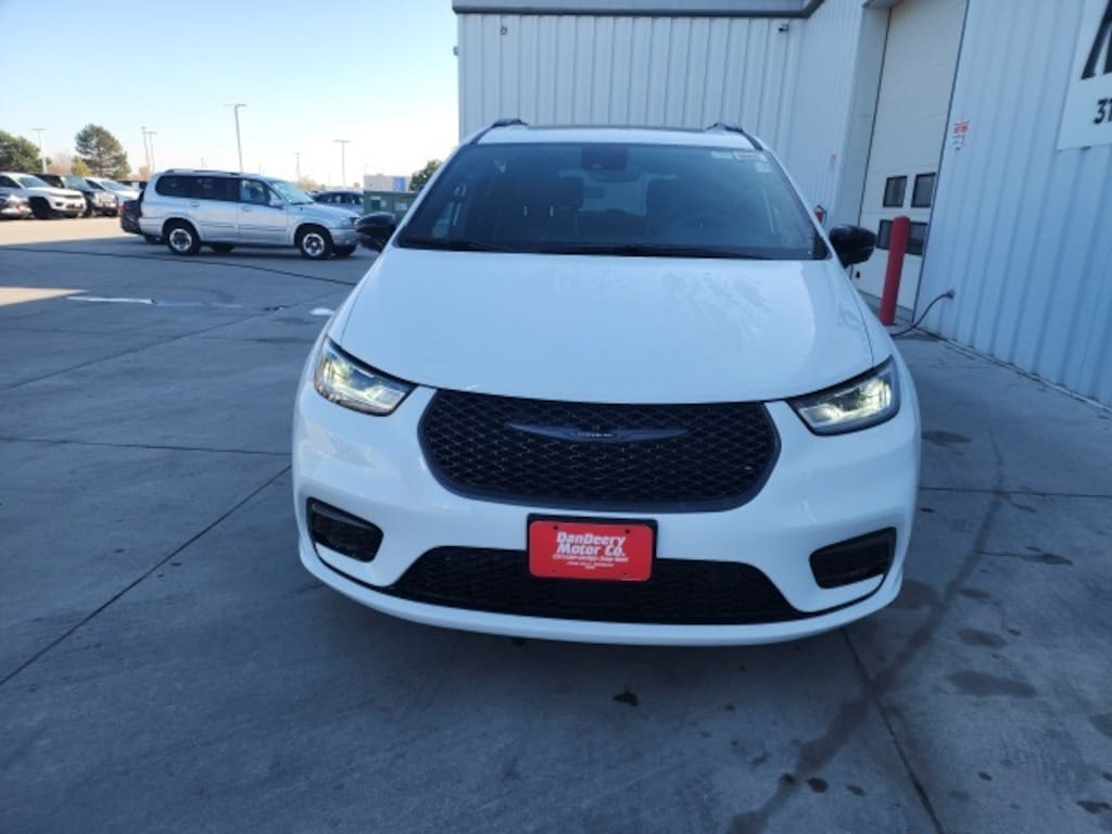 New 2026 Chrysler Pacifica Limited Passenger Van