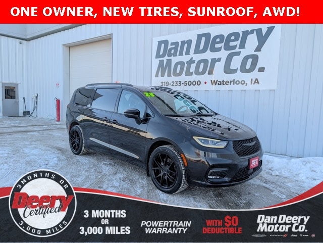 2023 Chrysler Pacifica Touring L's photo