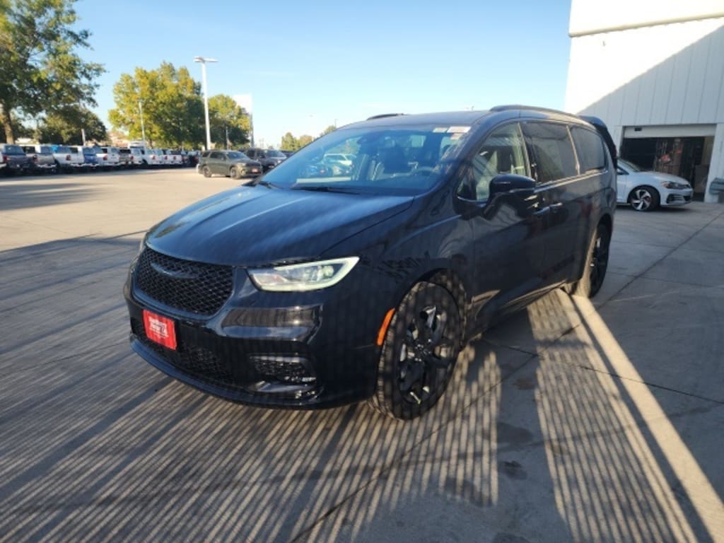 New 2026 Chrysler Pacifica Limited Passenger Van