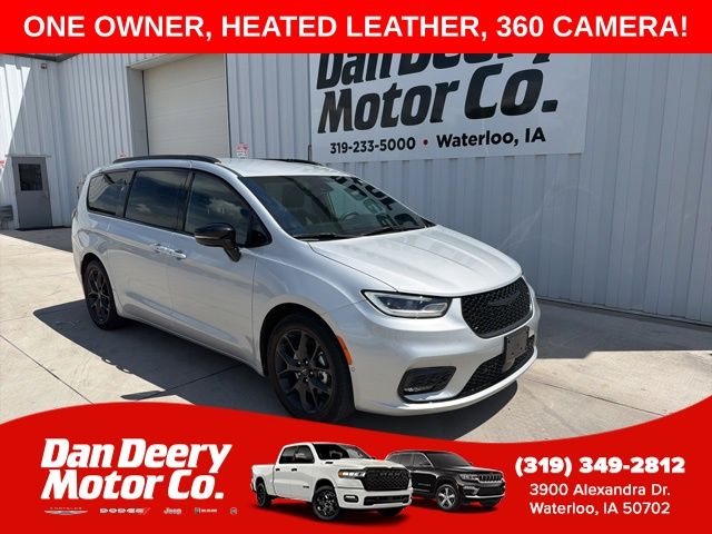 2024 Chrysler Pacifica Touring L's photo
