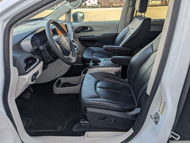 2023 Chrysler Pacifica Touring L photo 2