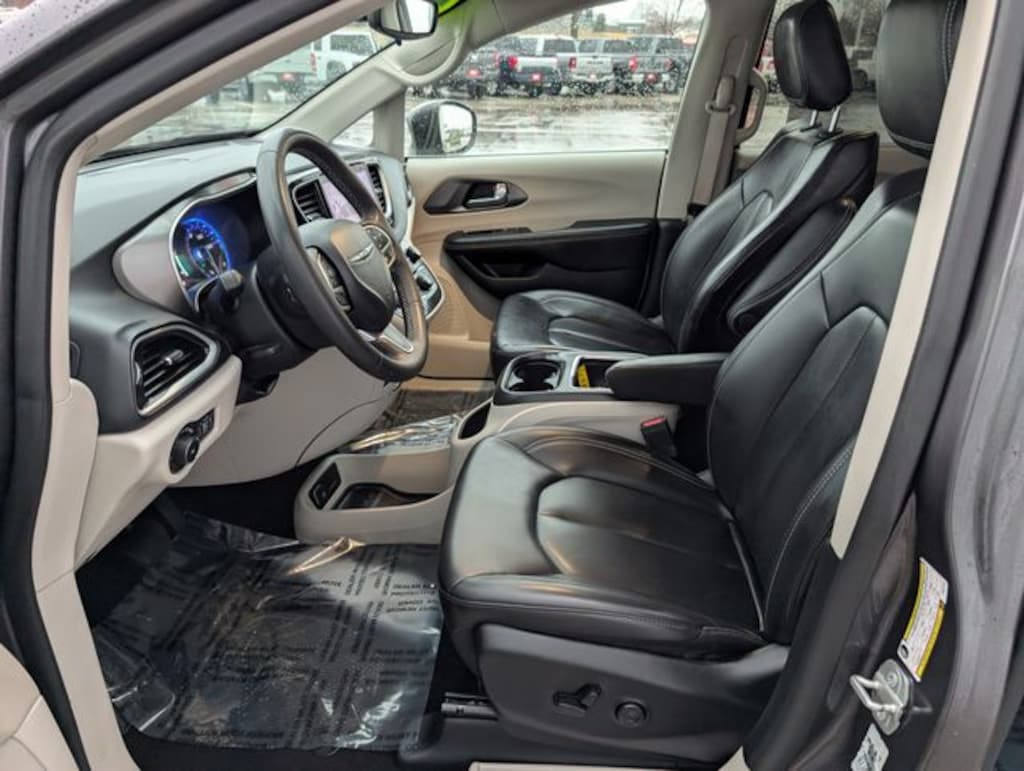 Used 2023 Chrysler Pacifica Touring L Minivan/Van