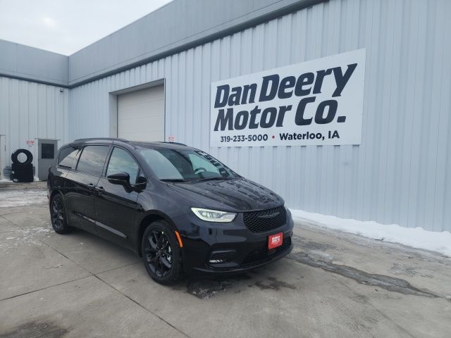 2026 Chrysler Pacifica Limited's photo