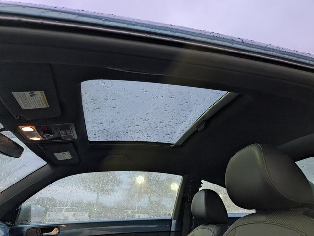 2019 Volkswagen Beetle SE photo 2