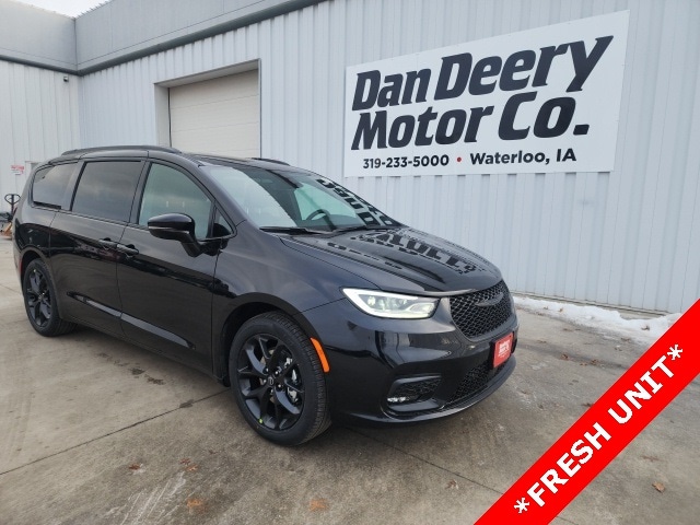 2026 Chrysler Pacifica Select's photo