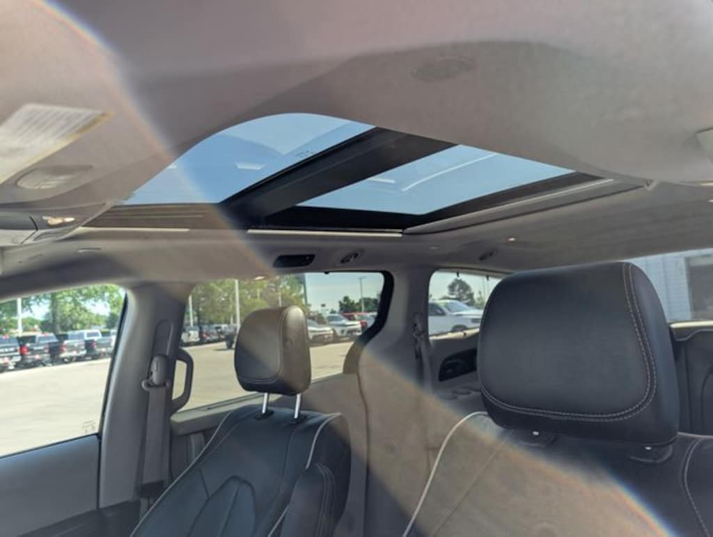 Used 2022 Chrysler Pacifica Limited Minivan/Van