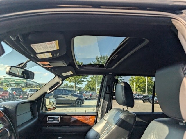 2015 Lincoln Navigator L photo 2
