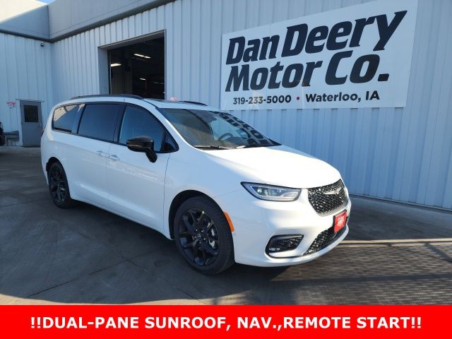 2026 Chrysler Pacifica Limited's photo