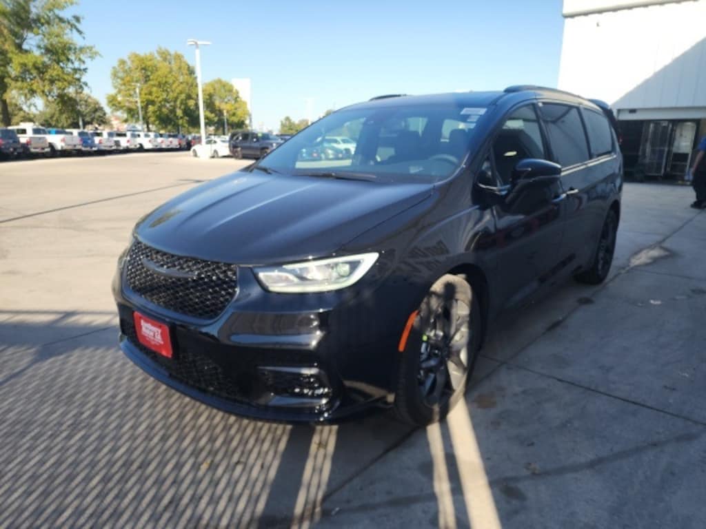 New 2026 Chrysler Pacifica Limited Passenger Van