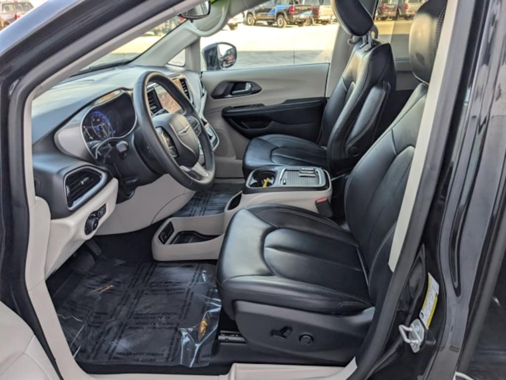 Used 2024 Chrysler Pacifica Touring L Minivan/Van