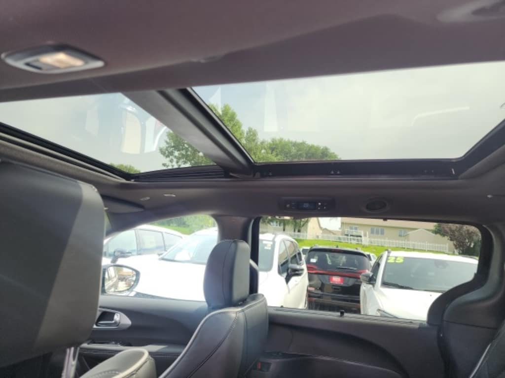 New 2026 Chrysler Pacifica Limited Passenger Van