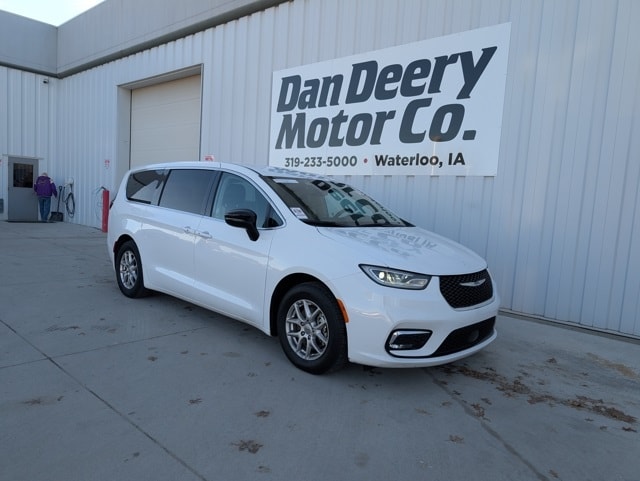 2024 Chrysler Pacifica Touring L's photo