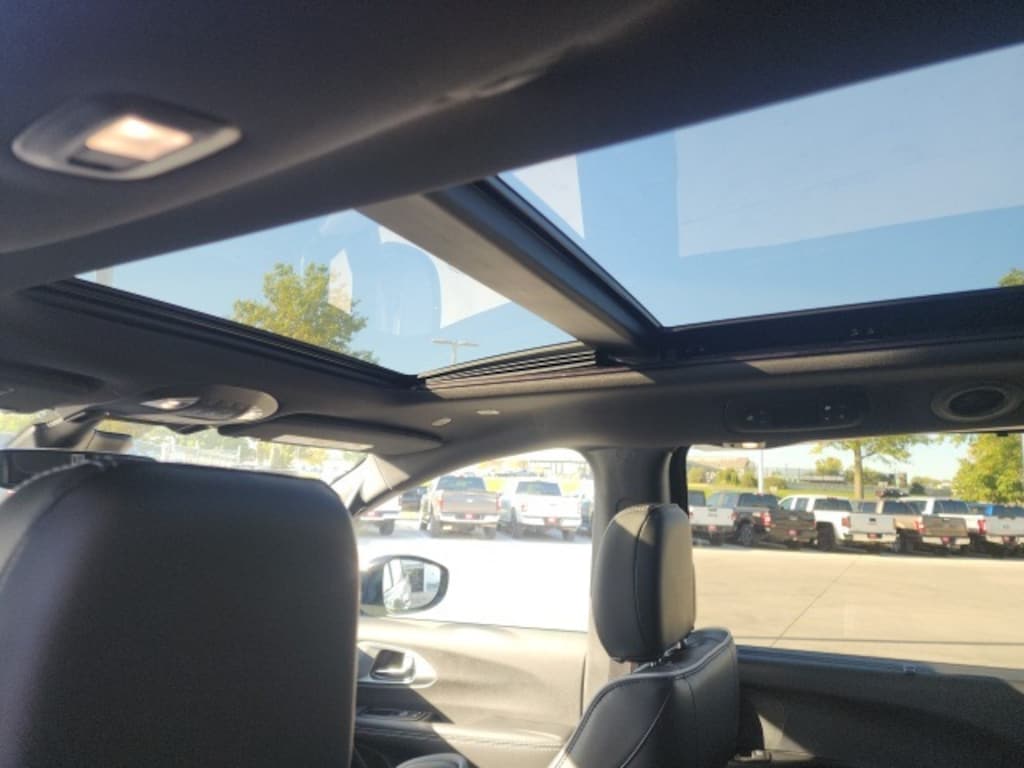 New 2026 Chrysler Pacifica Limited Passenger Van