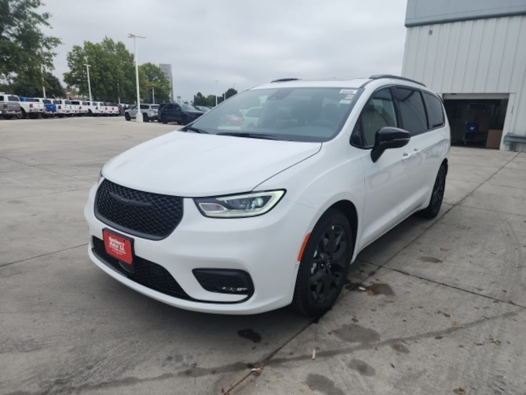 New 2026 Chrysler Pacifica Limited Passenger Van