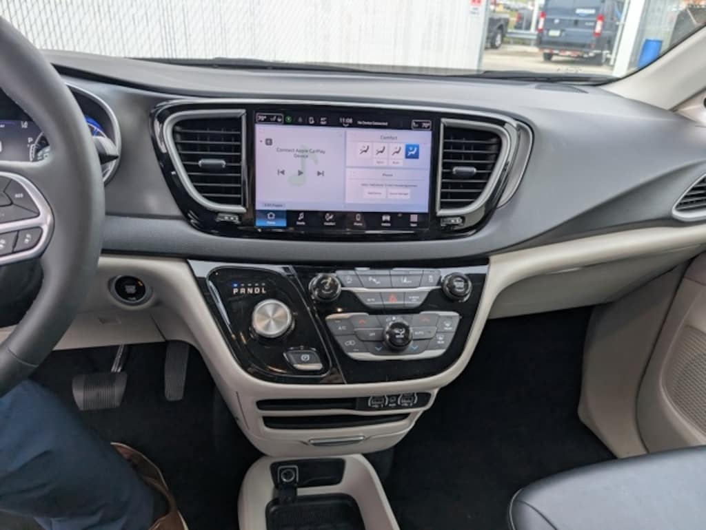 Used 2024 Chrysler Pacifica Touring L Minivan/Van