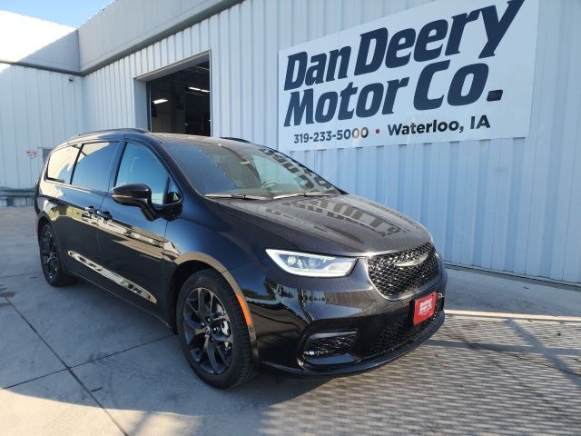 2026 Chrysler Pacifica Limited's photo
