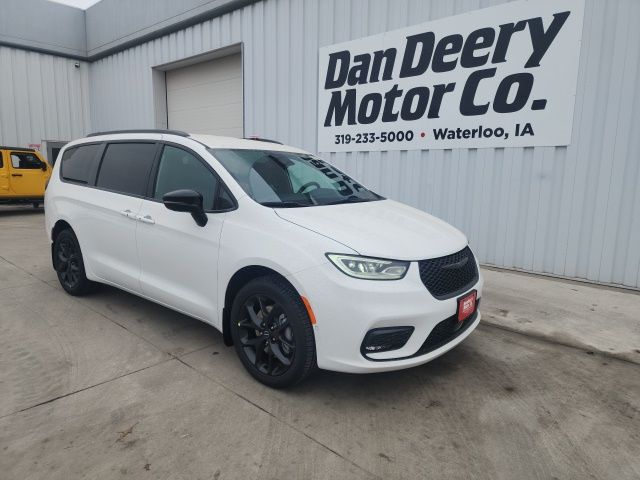 2026 Chrysler Pacifica Select AWD's photo