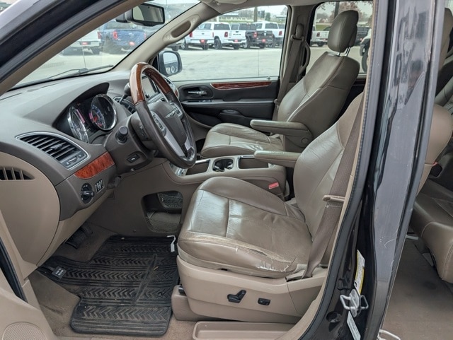 Used 2013 Chrysler Town & Country Limited with VIN 2C4RC1GG3DR767960 for sale in Waterloo, IA