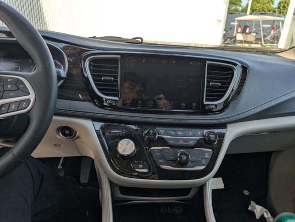 Used 2022 Chrysler Pacifica Limited Minivan/Van