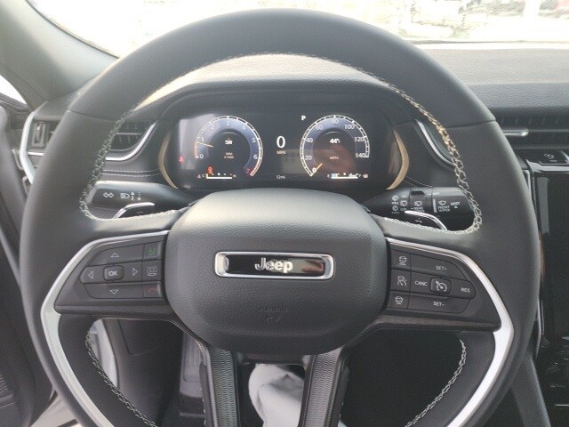 2025 Jeep Grand Cherokee Laredo photo 2