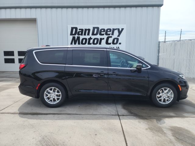2026 Chrysler Pacifica Select - Photo 13