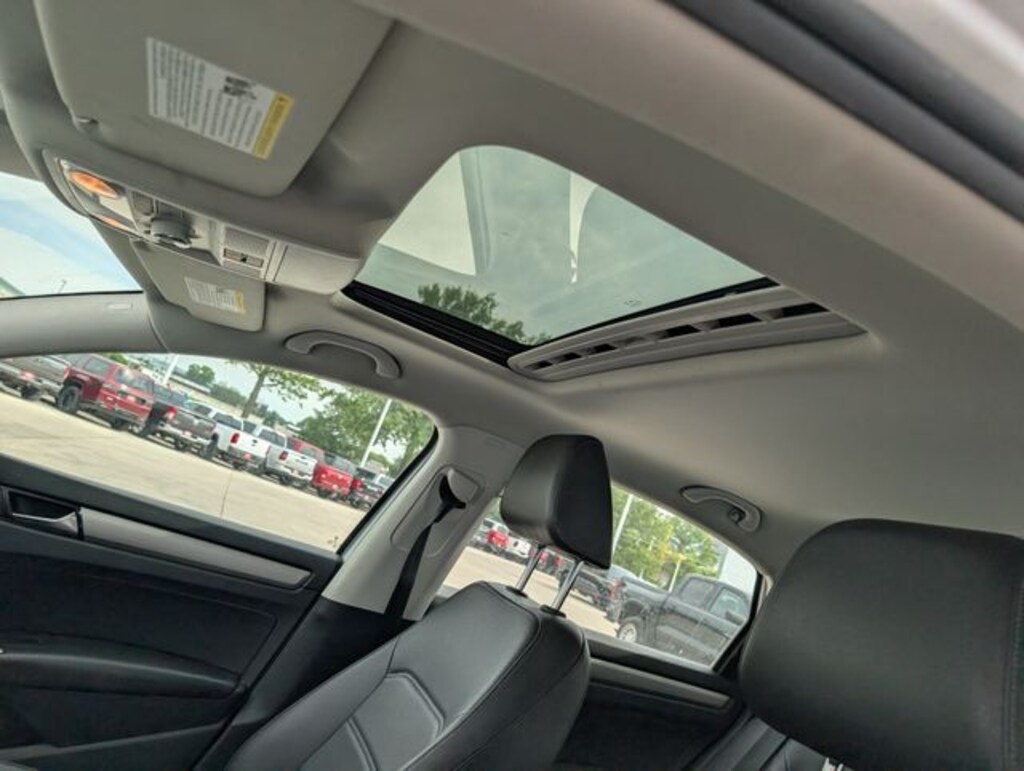 Certified 2021 Volkswagen Passat 2.0T SE Sedan