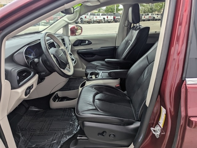 Used 2020 Chrysler Pacifica Limited with VIN 2C4RC1GG3LR239897 for sale in Waterloo, IA