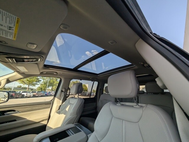 2024 Jeep Wagoneer L Series III photo 3