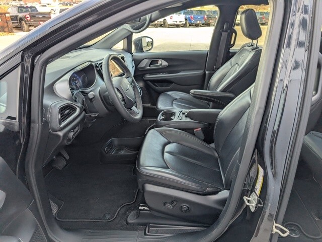 2023 Chrysler Pacifica Touring L photo 2