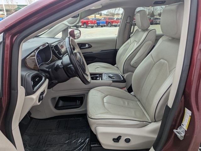 Used 2021 Chrysler Pacifica Limited with VIN 2C4RC3GG6MR594771 for sale in Waterloo, IA