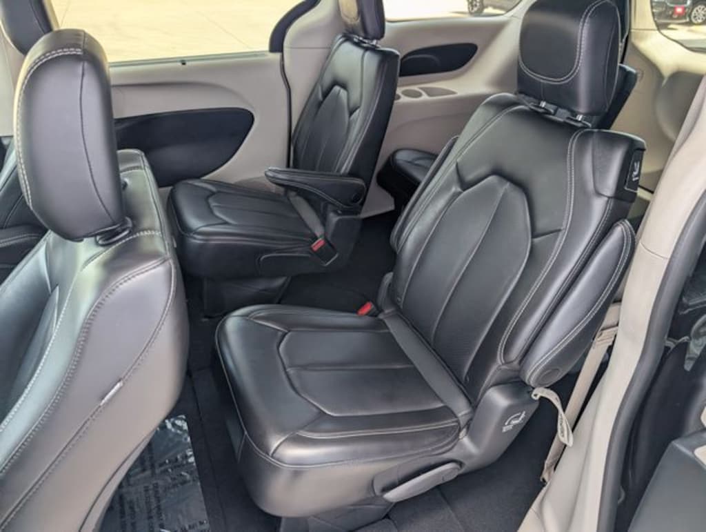 Used 2023 Chrysler Pacifica Touring L Minivan/Van