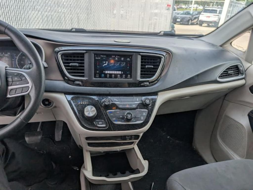 Used 2018 Chrysler Pacifica L Minivan/Van