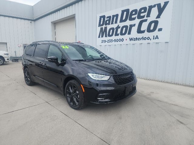 2026 Chrysler Pacifica Limited AWD's photo