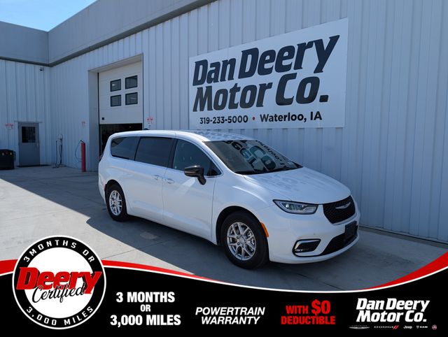 2025 Chrysler Pacifica Select's photo