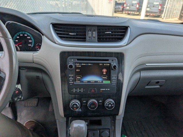 2015 Chevrolet Traverse 1LT photo 2