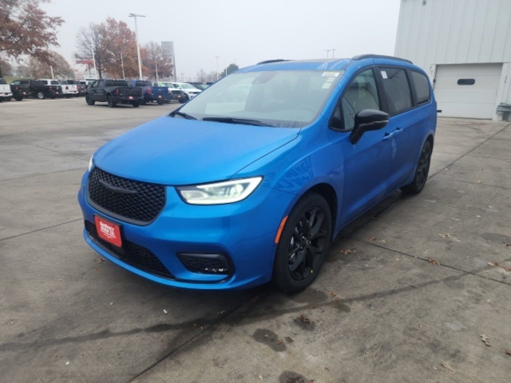 New 2026 Chrysler Pacifica Limited Passenger Van