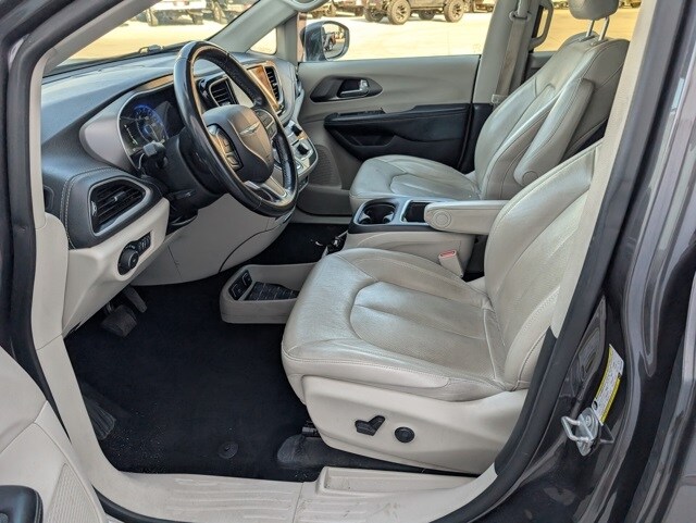 2021 Chrysler Pacifica Touring L photo 2