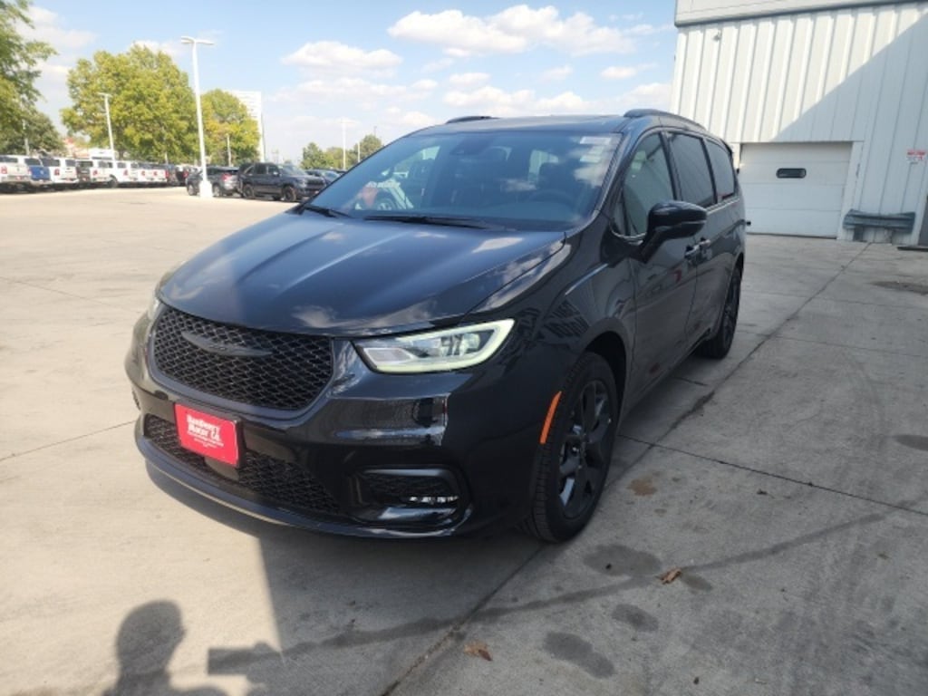 New 2026 Chrysler Pacifica Limited Passenger Van