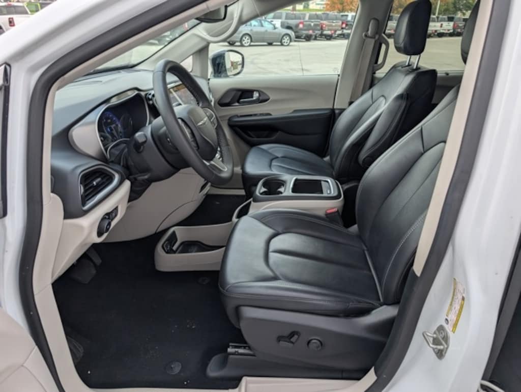 Used 2024 Chrysler Pacifica Touring L Minivan/Van