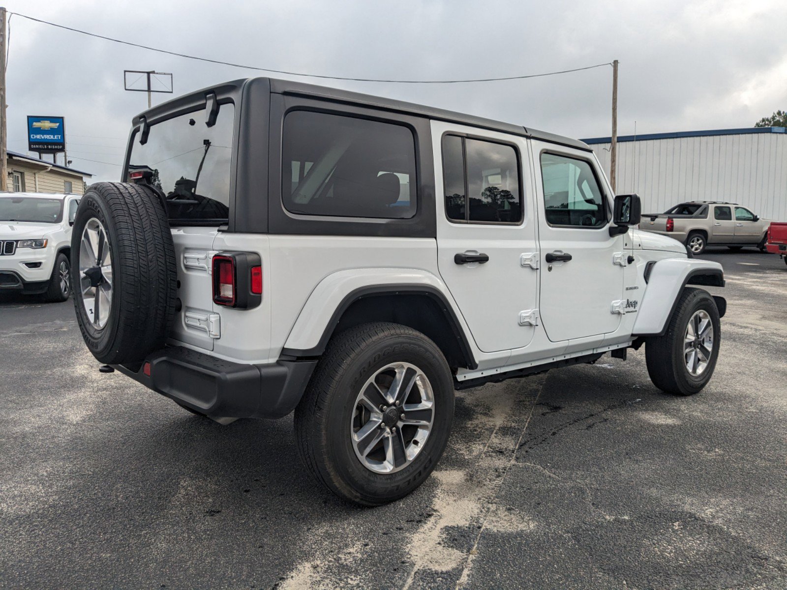 2023 Jeep Wrangler Sahara photo 3