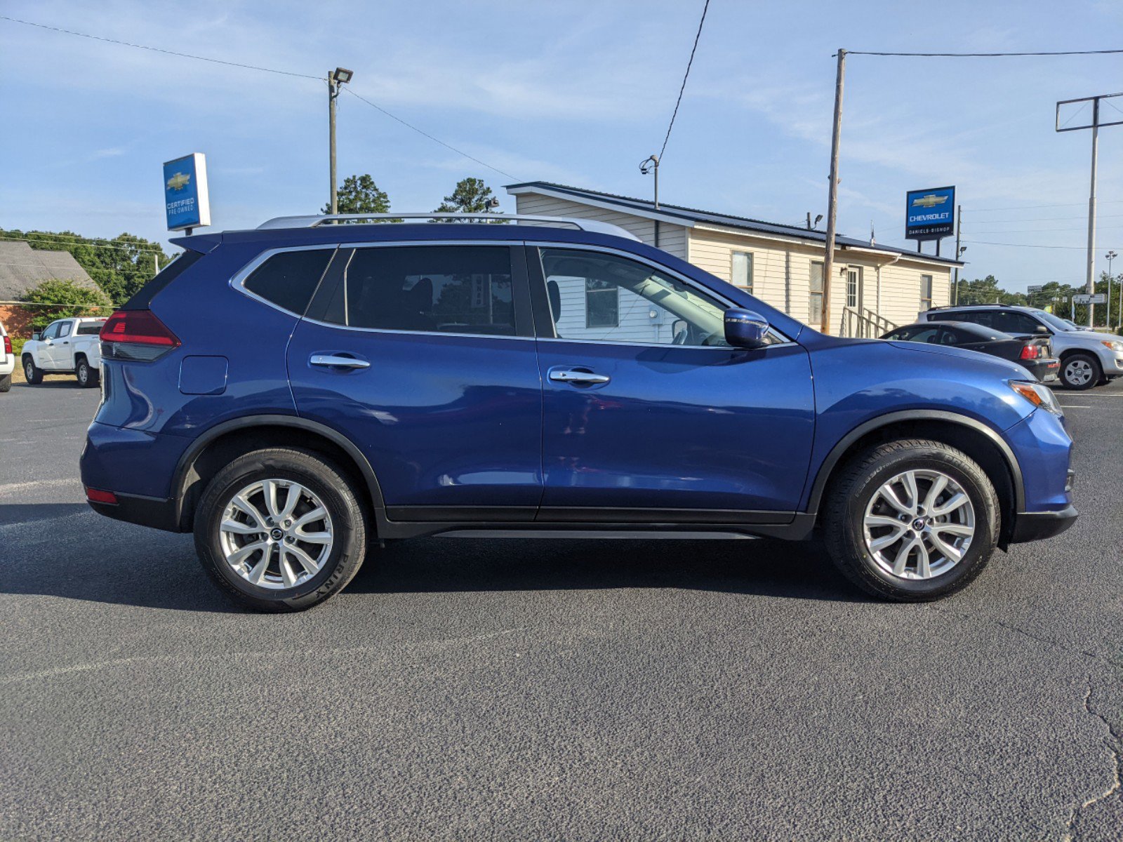 2020 Nissan Rogue SV photo 2