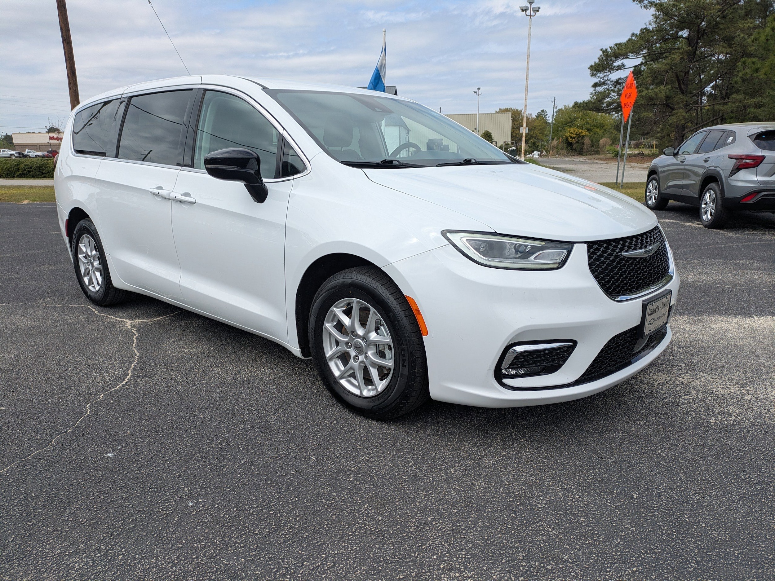 2024 Chrysler Pacifica Touring L's photo