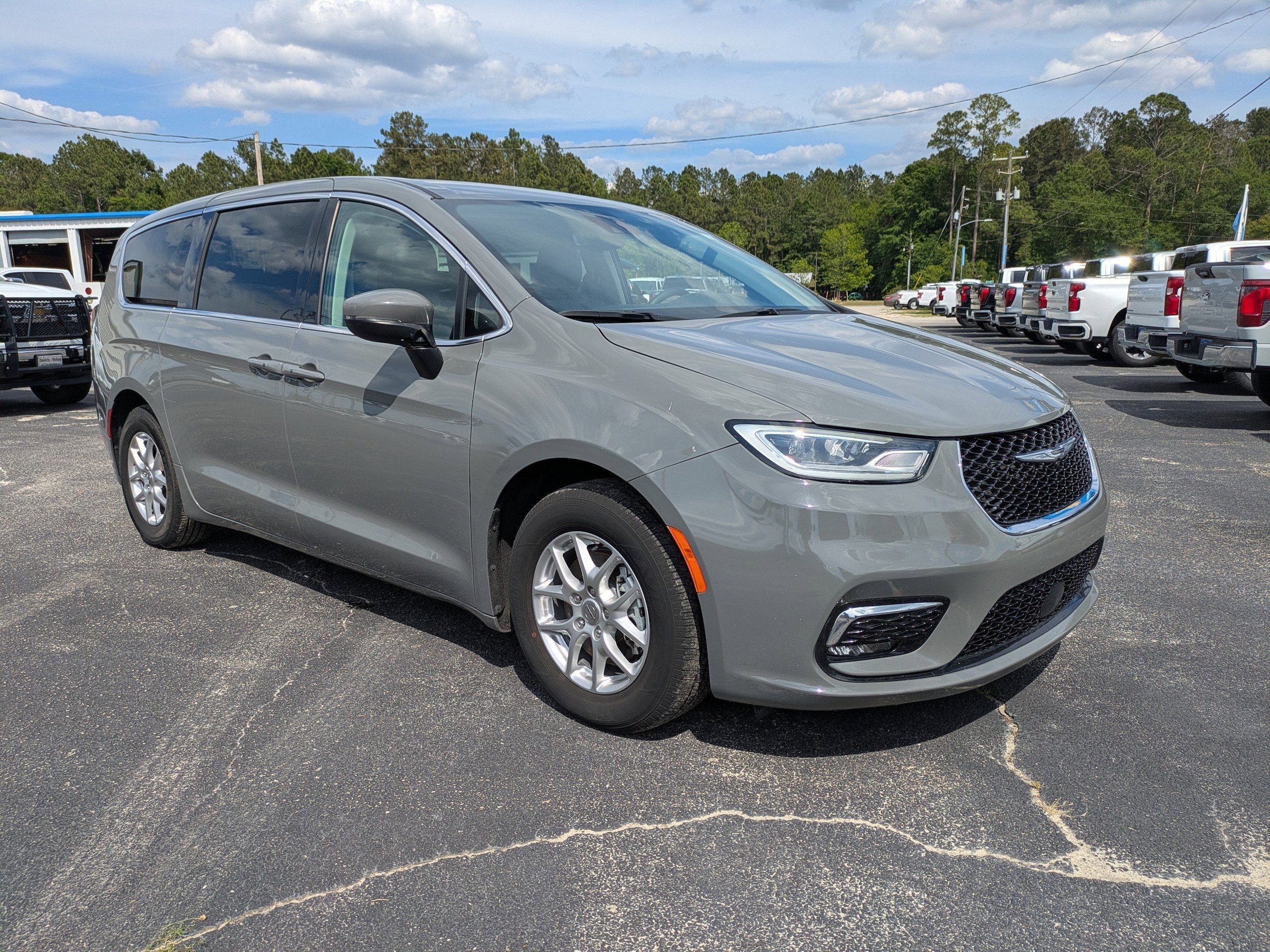 2023 Chrysler Pacifica Touring L's photo
