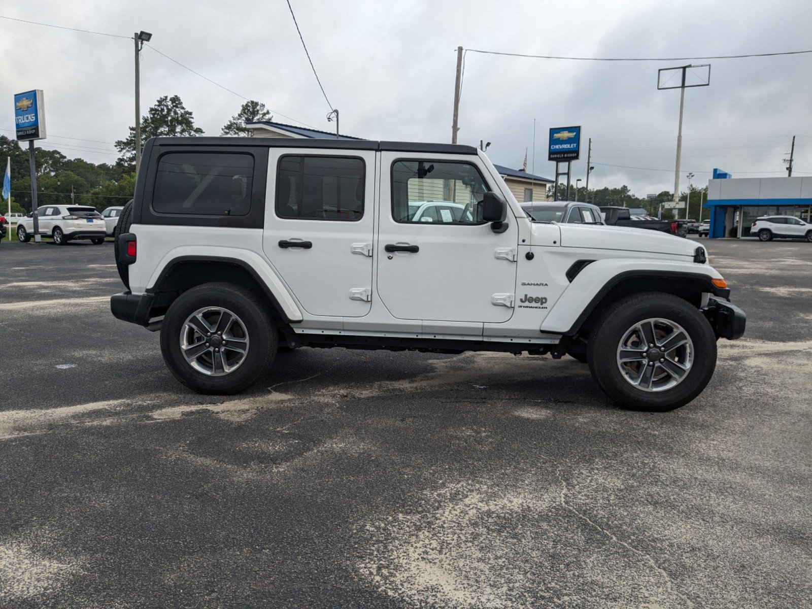 2023 Jeep Wrangler Sahara photo 2