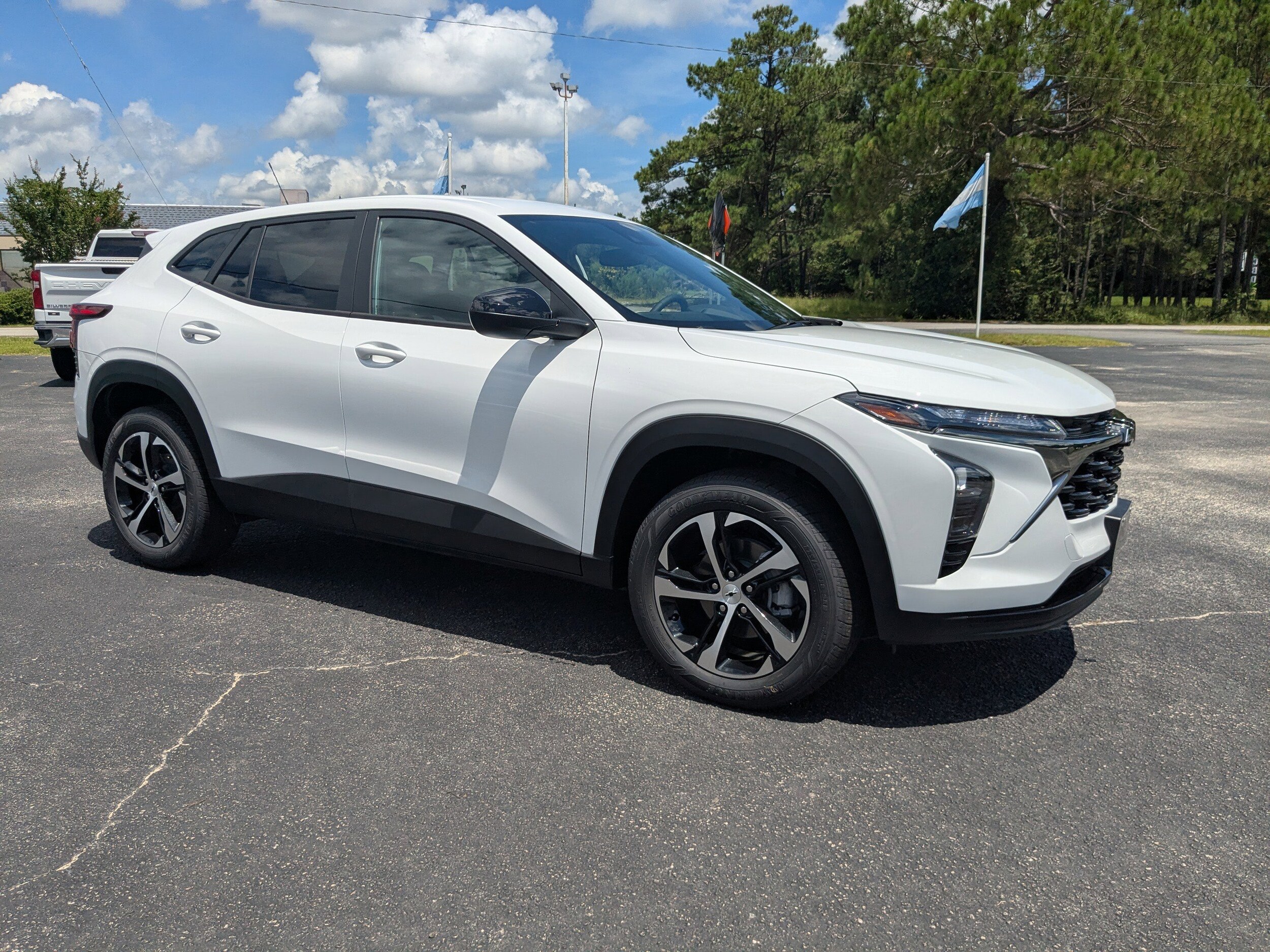 2025 Chevrolet Trax photo 2
