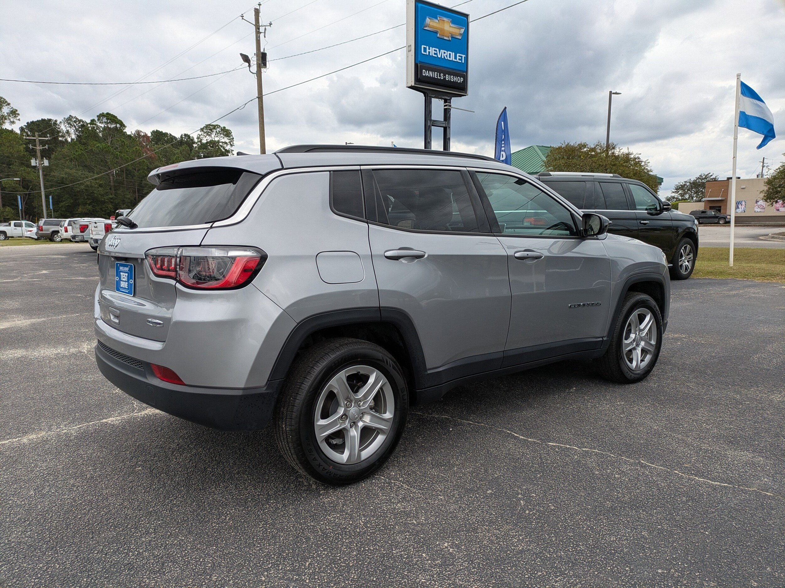 2024 Jeep Compass Latitude photo 2