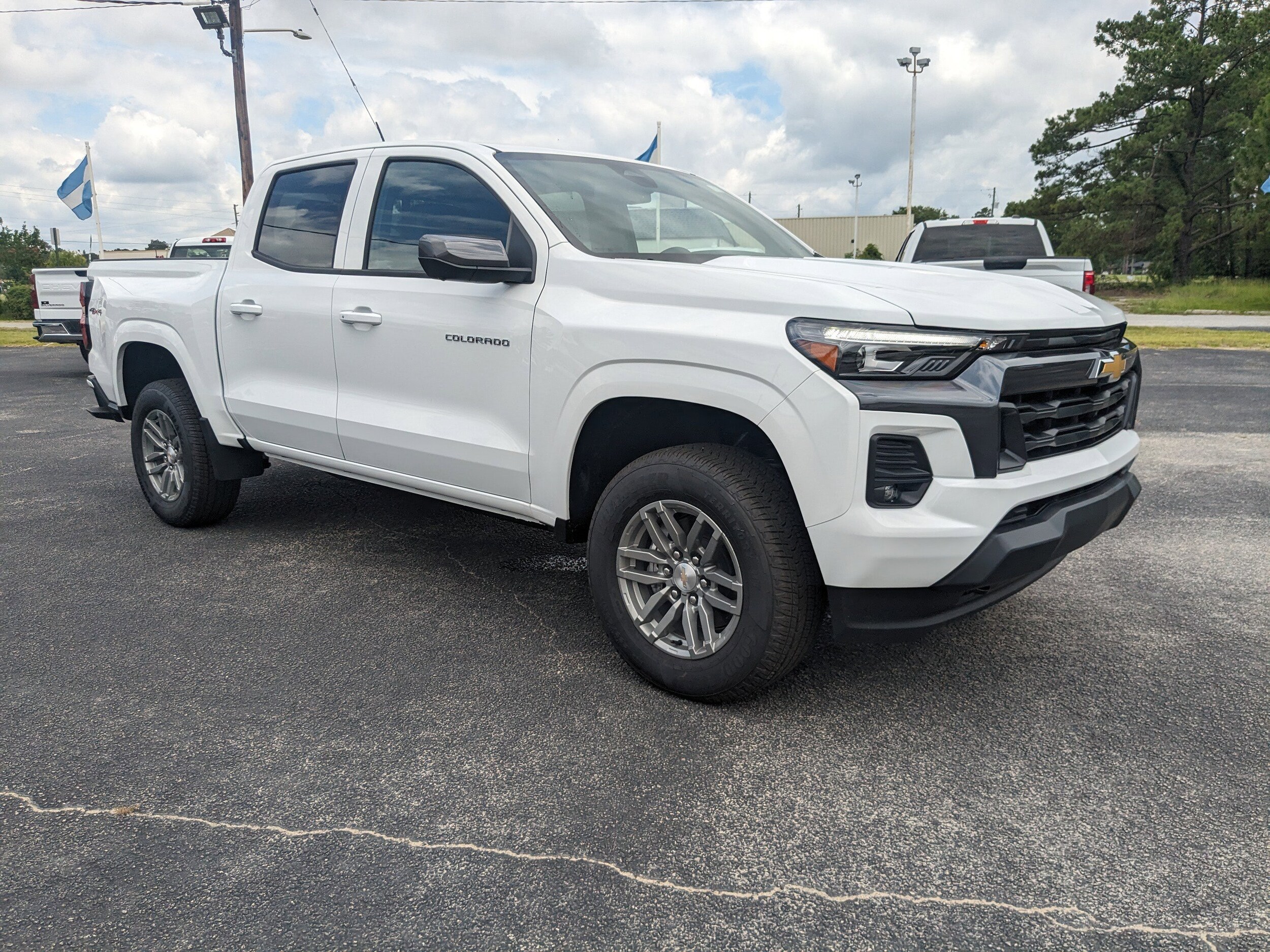 2025 Chevrolet Colorado Work Truck LT photo 2