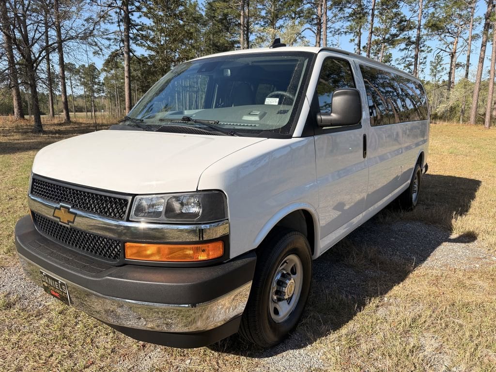 2025 Chevrolet Express 3500 LT Extended's photo
